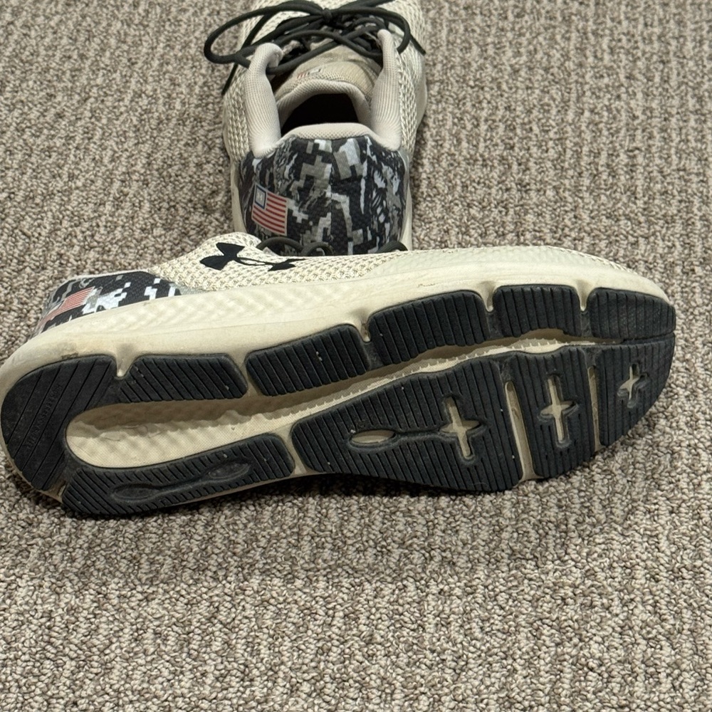 Under Armour Beige and Black Sneakers - Picture 4 of 5